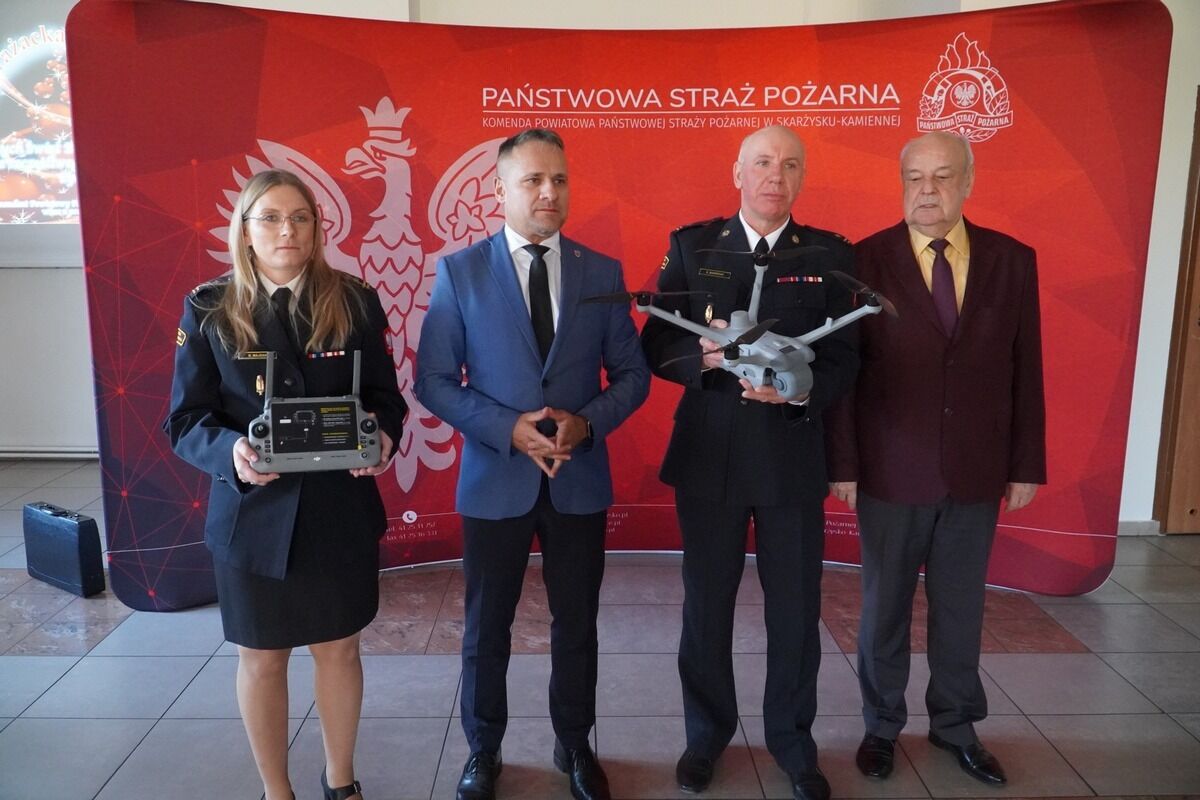 Inwestycja w bezpieczeństwo mieszkańców - Powiat Skarżyski przekazał straży pożarnej drona z termowizją 